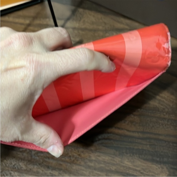 🔥LOUIS VUITTON Vernis Reyur Portefeuille Sarah Limited edition Poppy Petal 1500$ - Picture 2 of 12